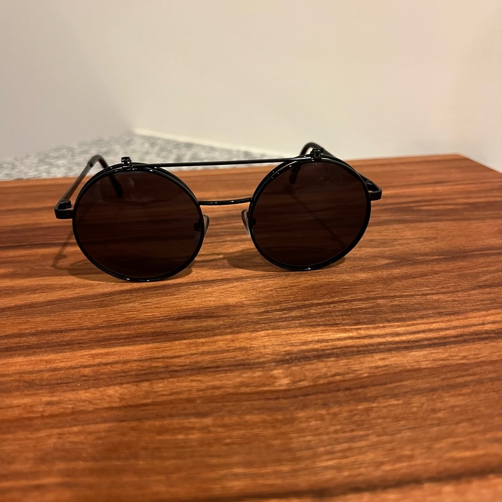 Sleek Black Round Sunglasses